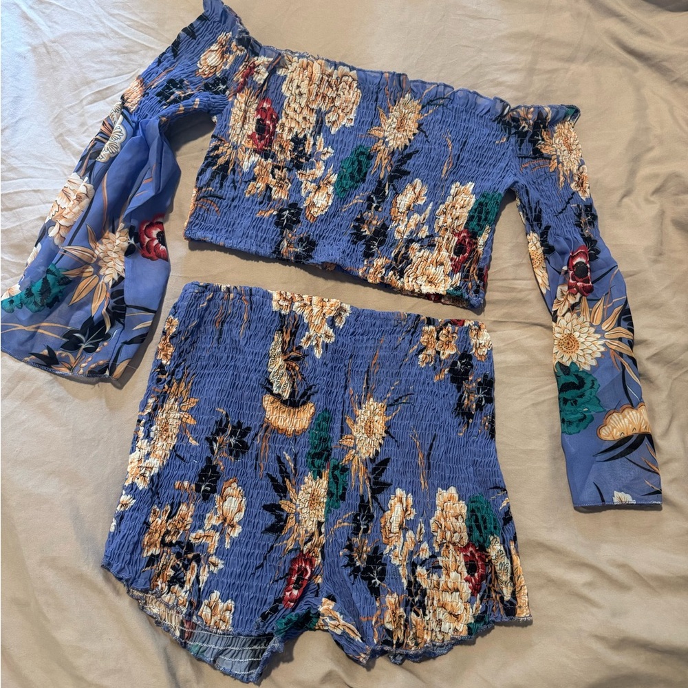 Last chance! 💕 Floral Off-Shoulder Crop Top and Shorts Set